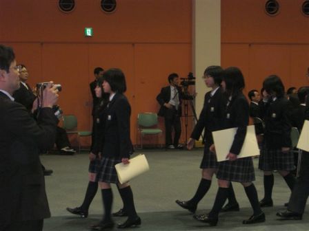 大川賞の賞状を持った生徒　退場s.jpg