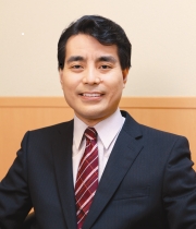 泉理事長_MG_9746CMYKリサイズ.jpg