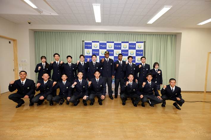 天井, 屋内, 人, グループ が含まれている画像
AI 生成コンテンツは誤りを含む可能性があります。