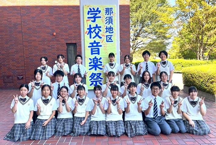 レンガの壁の前で写真を撮る人々
AI 生成コンテンツは誤りを含む可能性があります。