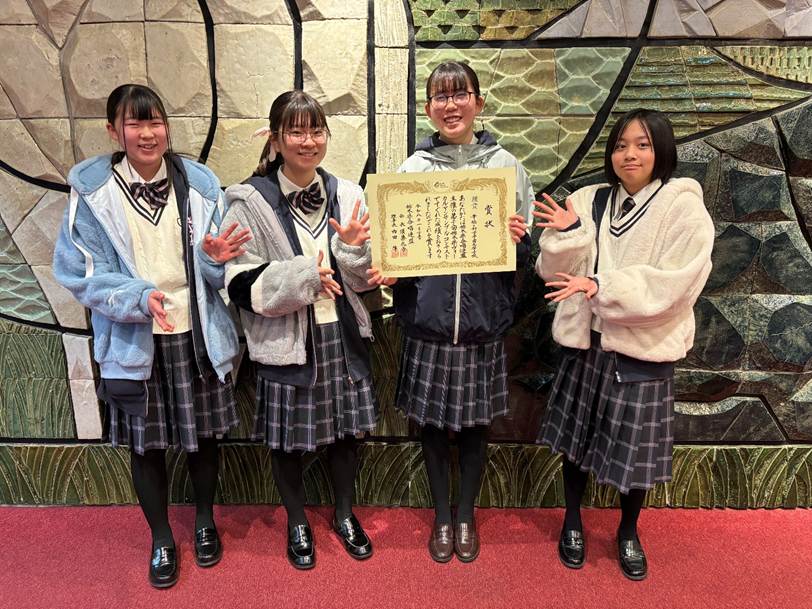 傘をさしてポーズをとる男性グループ
AI 生成コンテンツは誤りを含む可能性があります。